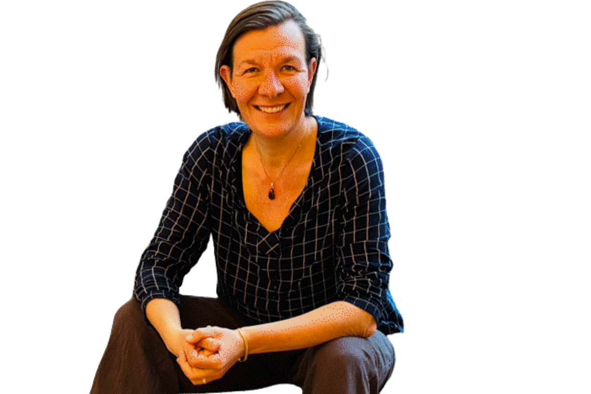 Claudia Ostwald Claudia Ostwald sitzend im HypnoRaum Berlin-Schöneberg